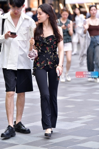 ★吊带黑色紧身裤美女