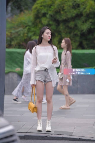 街拍热裤辣妹子