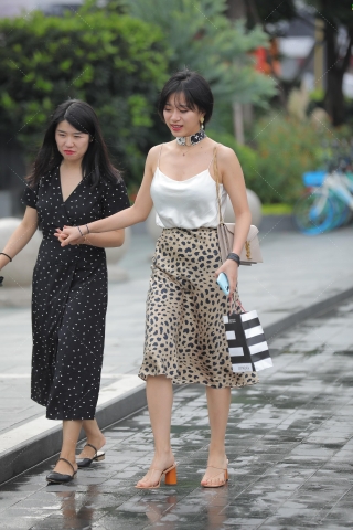 端庄得体的豹点裙**