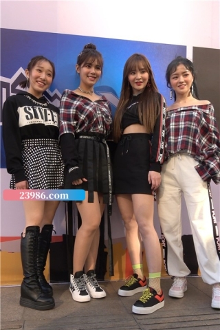 查看完整内容：4K - 美女扎堆拍照 [1.12 GB/MP4]（视频版） - 共8张图片