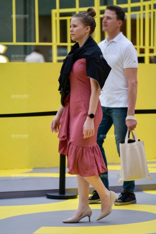 查看完整内容：★微微丰腴红裙美女 - 共16张图片