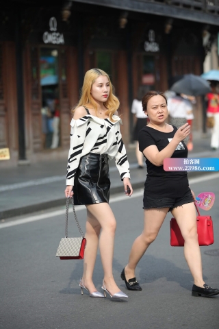 时尚性感皮裙靓女