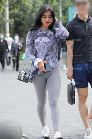 【玻璃街拍】性感瑜伽裤女友