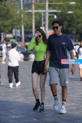 街拍紧身衣热牛美女