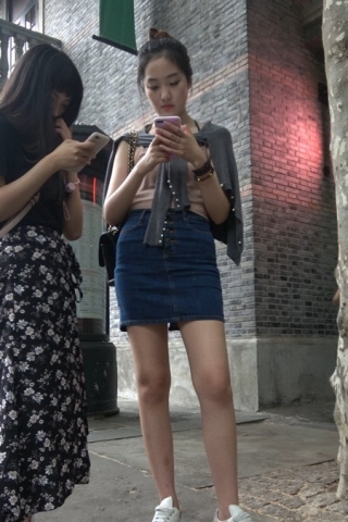 街拍丸子头紧身牛仔裙有范的美女姐姐 [1.34 GB]（视频版）