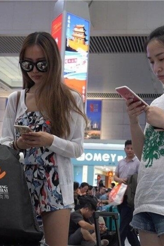 查看完整内容：4K - 墨镜美眉美足精致身材苗条 [4.61 GB/MP4] （视频版） - 共9张图片