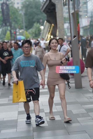 街拍吊带短裙美眉