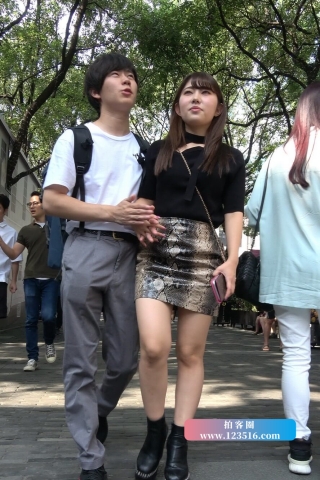 查看完整内容：4K - 街拍蟒蛇纹短裙美眉 [1.79 GB/MP4]（视频版） - 共12张图片