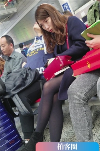 查看完整内容：4k-候车室拍摄性感黑丝美腿小眼睛美眉（视频版） - 共6张图片