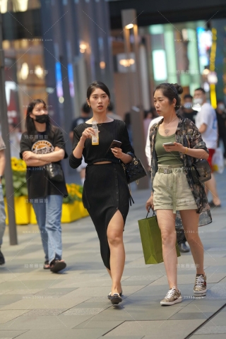 街拍漂亮的黑色裙小姐姐