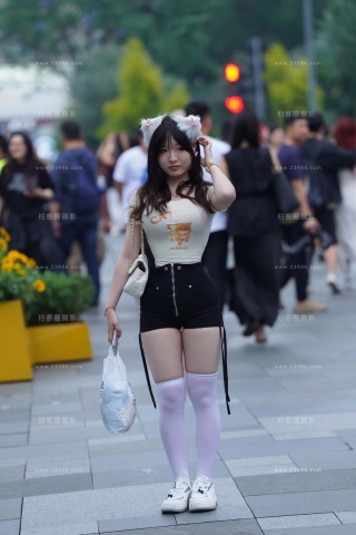 搭讪街拍微胖型的热裤小妹 【图片➕视频】