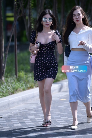 低胸裙墨镜小姐姐