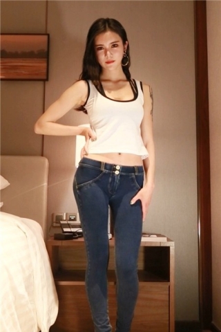 查看完整内容：超紧蓝牛翘臀模拍美女 [371 MB]（视频版） - 共6张图片