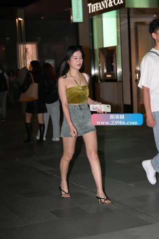 开心的牛仔短裙美腿MM