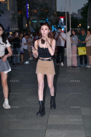 夜拍皮短靴美眉