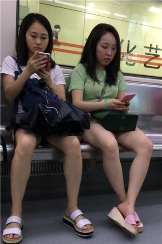 地铁拍摄对面俩妹子（视频版）