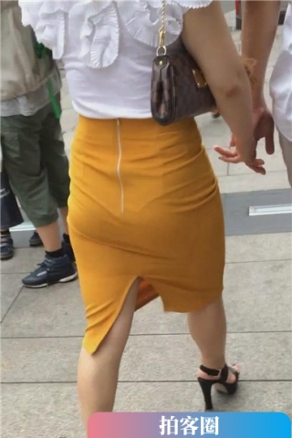 街拍黄色开叉裙高跟鞋气质美女 [433 MB]（视频版）