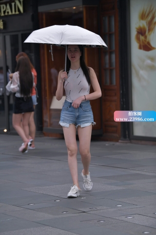 街拍运动鞋美腿妹纸