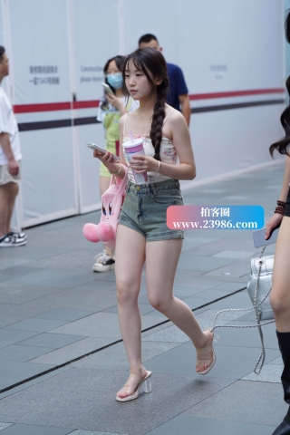 街拍麻花辫热裤女孩儿