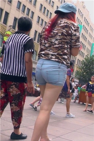 查看完整内容：圆臀热裤白皙大腿熟妇花坛边闲聊！[676 MB]（视频版） - 共14张图片