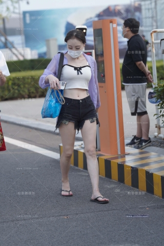 街拍牛仔热裤人字拖美眉