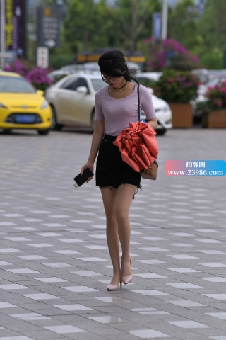 街拍长发粉色高跟美姐姐