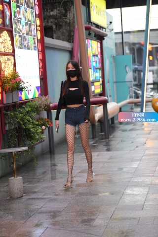 苗条的网袜热裤女孩