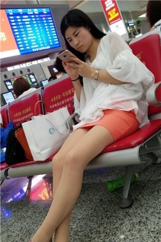 查看完整内容：粉裙长腿小姐姐（视频版） - 共8张图片