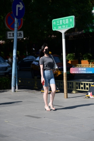 略显丰腴长发美女