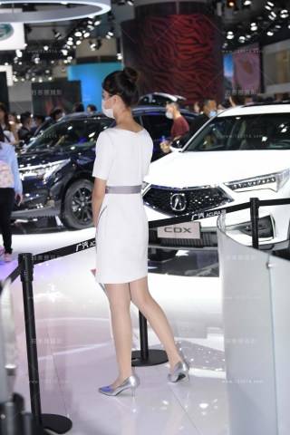 查看完整内容：白裙礼仪小妹 - 共18张图片