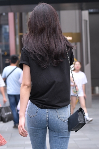 漂亮的紧牛小姐姐