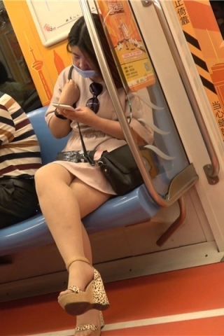 4k-地铁上特写美女的豹纹坡高跟，肉丝袜更诱人（视频版）