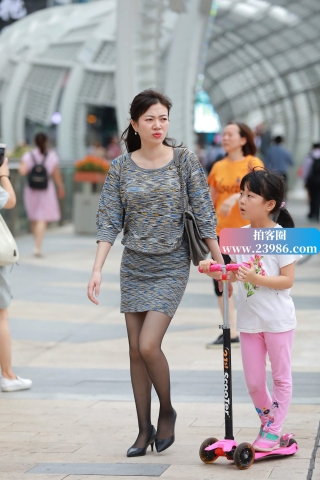 街拍黑丝包臀裙高跟美女妈妈（完整版）