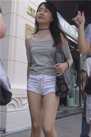 4K - 超短美臀白热裤小清新美女 [1.35 GB]（视频版）