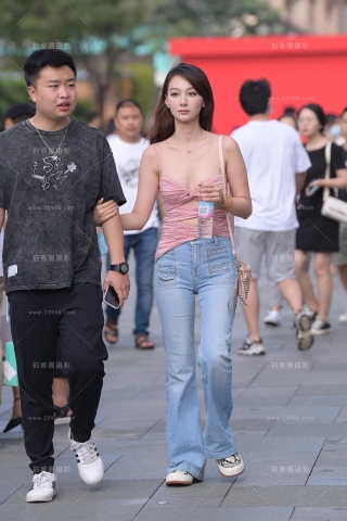 性感抹胸紧牛美女