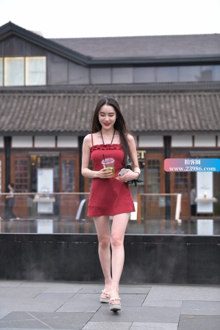 街拍红色吊带裙美女，纤细雪白玉腿。（完整版）