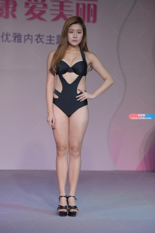 查看完整内容：黑色连体比基尼 - 共19张图片