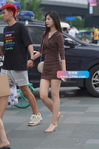 苗条棕色群女孩