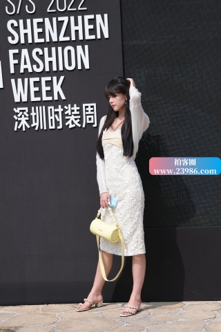 查看完整内容：时装周的白裙美女 - 共19张图片