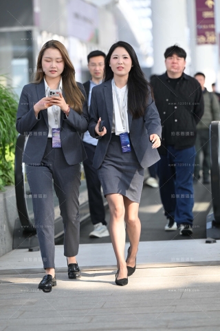 查看完整内容：灰色丝制服工装汽车销售 - 共20张图片