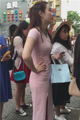 查看完整内容：甜美可人粉色旗袍美女在排队 [453 MB]（视频版） - 共8张图片