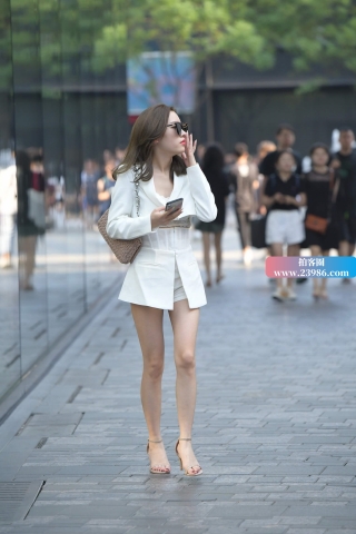 街拍性感时尚墨镜姐姐