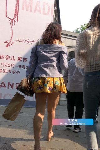查看完整内容：4K - 街拍性感小短裙街拍高跟长腿美女 [922 MB/MP4]（视频版） - 共14张图片