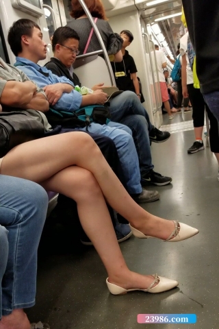 4K - 地铁上发呆的长腿苗条姑娘 [2.08 GB/MP4]（视频版）
