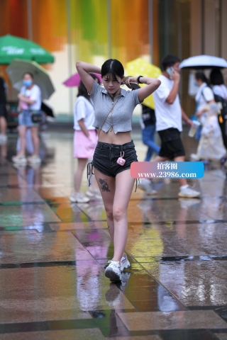 街拍热牛运动鞋小姐姐