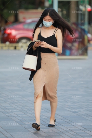 【玻璃街拍】性感包臀裙美眉