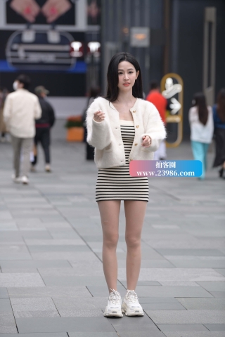 搭讪街拍喜欢穿R丝的甜美小姐姐（完整版）