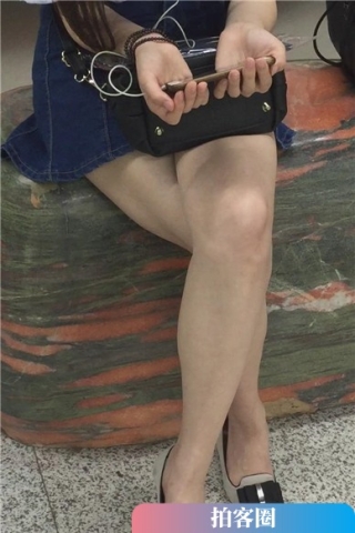 尖嘴高跟齐逼牛仔短裙妹子坐在玉石上看手机视频（视频版）