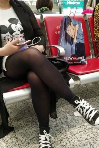 查看完整内容：4k-性感黑丝袜帆布鞋丰腴美少妇（视频版） - 共8张图片