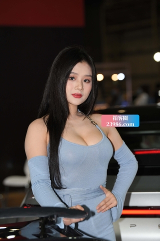 蓝裙巨无霸模特的另一个版本